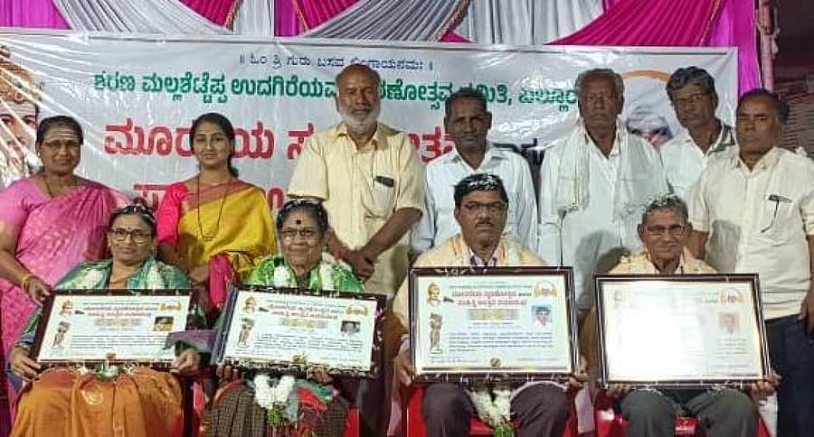 ಔರಾದ್ ತಾಲ್ಲೂಕಿನ ಬಲ್ಲೂರ ಗ್ರಾಮದಲ್ಲಿ ನಡೆದ ಸಾಹಿತ್ಯ ಉತ್ಸವ ಕಾರ್ಯಕ್ರಮದಲ್ಲಿ ಹಿರಿಯ ಸಾಹಿತಿ, ಗಣ್ಯರನ್ನು ಸನ್ಮಾನಿಸಲಾಯಿತು