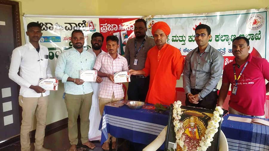 ಅಕ್ಕಿಆಲೂರಿನಲ್ಲಿ ನಡೆದ ರಕ್ತದಾನ ಶಿಬಿರದಲ್ಲಿ ರಕ್ತದಾನ ಮಾಡಿದ ಸಹೃದಯಿಗಳಿಗೆ ವಿರಕ್ತಮಠದ ಶಿವಬಸವ ಸ್ವಾಮೀಜಿ ಪ್ರಮಾಣ ಪತ್ರ ವಿತರಿಸಿದರು
