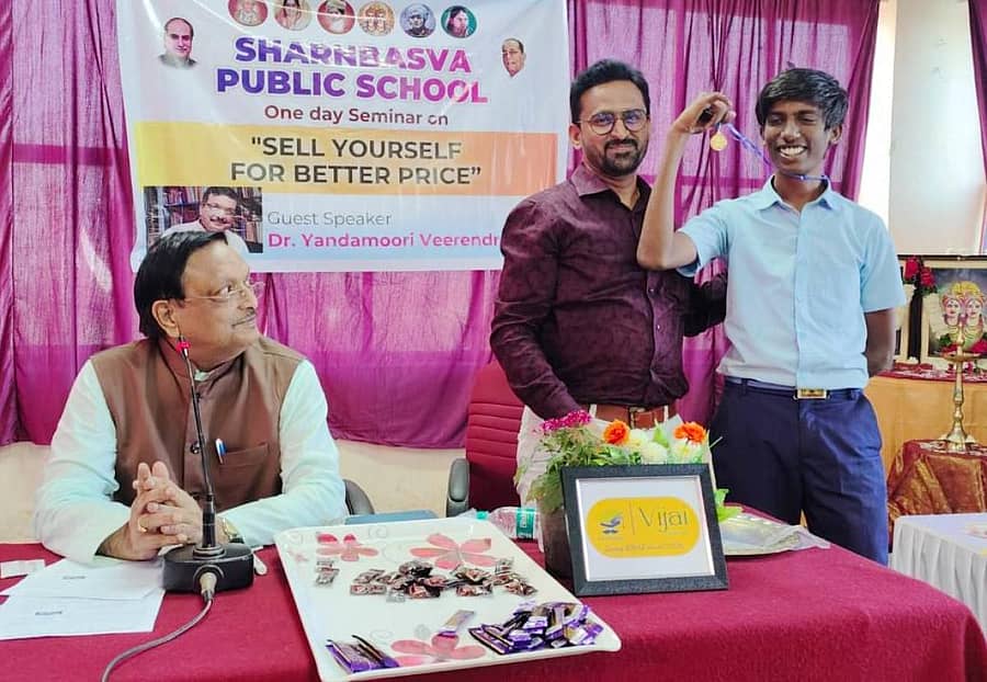 ಬೀದರ್ನ ಶರಣಬಸವ ಕ್ಯಾಂಪಸ್ನಲ್ಲಿ ನಡೆದ ‘ಸೆಲ್ ಯುವರ್ಸೆಲ್ಫ್ ಫಾರ್ ಬೆಟರ್ ಪ್ರೈಸ್’ ವಿಚಾರ ಸಂಕಿರಣದಲ್ಲಿ ಸಾಹಿತಿ ಡಾ. ಯಂಡಮೂರಿ ವೀರೇಂದ್ರನಾಥ ಮಾತನಾಡಿದರು