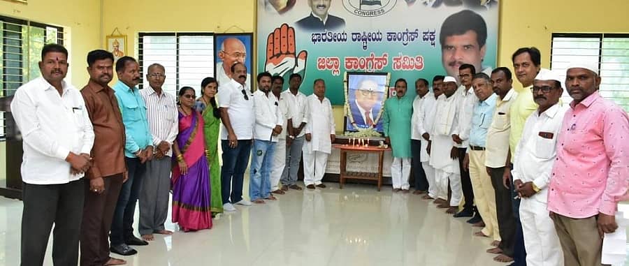 ವಿಜಯಪುರ ಜಿಲ್ಲಾ ಕಾಂಗ್ರೆಸ್ ಕಚೇರಿಯಲ್ಲಿ ಡಾ.ಬಿ.ಆರ್‌.ಅಂಬೇಡ್ಕರ್ ಅವರ 66ನೇ ಮಹಾಪರಿನಿರ್ವಾಣ ದಿನ ಆಚರಿಸಲಾಯಿತು