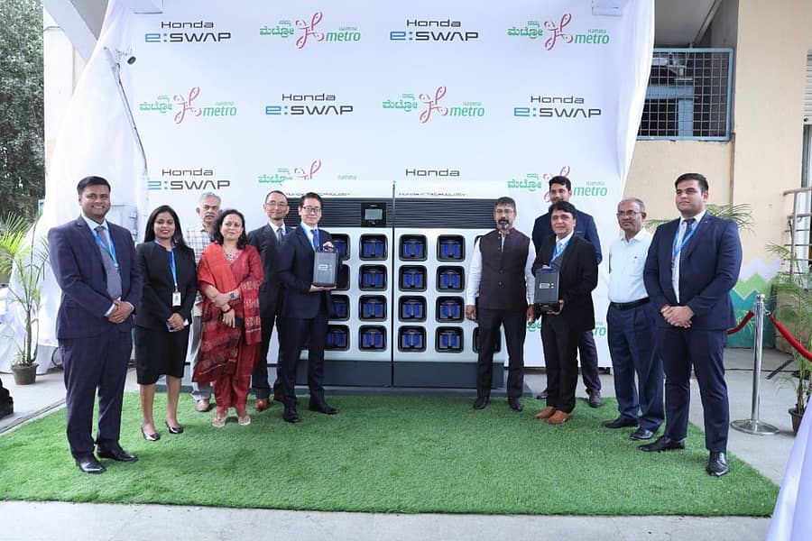 ಸ್ವಾಪ್ ಬ್ಯಾಟರಿ ಶೇರಿಂಗ್ ಕೇಂದ್ರವನ್ನು ಅಂಜುಂ ಪರ್ವೇಜ್ ಮತ್ತು ಕಿಯೋಶಿ ಇಟೊ ಉದ್ಘಾಟಿಸಿದರು. ಬಿಎಂಆರ್ಸಿಎಲ್ ಕಾರ್ಯನಿರ್ವಾಹಕ ನಿರ್ದೇಶಕ(ಕಾರ್ಯಾಚರಣೆ) ಎ.ಎಸ್.ಶಂಕರ್, ನಿರ್ದೇಶಕಿ(ಸಂಪರ್ಕ ಮತ್ತು ಆಸ್ತಿ ನಿರ್ವಹಣೆ) ಕಲ್ಪನಾ ಕಟಾರಿಯಾ, ತಂತ್ರಜ್ಞಾನ ಮತ್ತು ಅಭಿವೃದ್ಧಿ ಉಪಾಧ್ಯಕ್ಷ ಟೊಮೊಹಿಡೆ ಹರಗುಚಿ, ಸಹಾಯಕ ಉಪಾಧ್ಯಕ್ಷ(ಕಾರ್ಯಾಚರಣೆ) ಸಂದೀಪ್ ಸಂಸನ್ವಾಲ್ ಇದ್ದರು