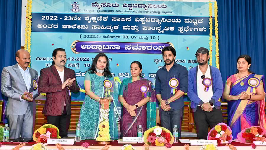 ಮೈಸೂರು ವಿಶ್ವವಿದ್ಯಾಲಯದ ವಿದ್ಯಾರ್ಥಿ ಕ್ಷೇಮಪಾಲನ ನಿರ್ದೇಶನಾಲಯದಿಂದ ಗುರುವಾರ ನಡೆದ ವಿಶ್ವವಿದ್ಯಾಲಯ ಮಟ್ಟದ ಅಂತರ ಕಾಲೇಜು ಸಾಹಿತ್ಯಿಕ ಮತ್ತು ಸಾಂಸ್ಕೃತಿಕ ಸ್ಪರ್ಧೆಗಳನ್ನು ಹಿನ್ನೆಲೆ ಗಾಯಕಿ ಡಾ.ಪ್ರಿಯದರ್ಶಿನಿ ಉದ್ಘಾಟಿಸಿದರು. ಪ್ರೊ.ಬಿ.ಎಸ್ ಚಂದ್ರಶೇಖರ, ಮಹೇಶ್ ಮಹದೇವ್, ಬಿ.ಆರ್.ಶೈಲಜಾ, ಧರ್ಮ ಕೀರ್ತಿರಾಜ್, ಮಂಜು ಮಿಲನ್, ಸುಷ್ಮಾ ಇದ್ದರು– ಪ್ರಜಾವಾಣಿ ಚಿತ್ರ.