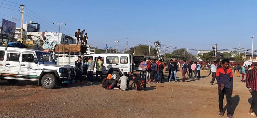 ಬೀದರ್ನ ನೆಹರೂ ಕ್ರೀಡಾಂಗಣದಲ್ಲಿ ಗುರುವಾರ ಅಗ್ನಿ ಪಥದ ಅಗ್ನಿ ವೀರರಿಗಾಗಿ ನಡೆದ ಸೇನಾ ನೇಮಕಾತಿ ರ್ಯಾಲಿಯಲ್ಲಿ ಪಾಲ್ಗೊಳ್ಳಲು ಖಾಸಗಿ ವಾಹನದಲ್ಲಿ ಬಂದಿದ್ದ ಅಭ್ಯರ್ಥಿಗಳು