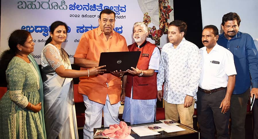 ಮೈಸೂರಿನ ರಂಗಾಯಣದಲ್ಲಿ ‘ಬಹುರೂಪಿ ರಾಷ್ಟ್ರೀಯ ರಂಗೋತ್ಸವ’ ಪ್ರಯುಕ್ತ ಶುಕ್ರವಾರ ಆರಂಭವಾದ ‘ಚಲನಚಿತ್ರೋತ್ಸವ’ಕ್ಕೆ ಚಲನಚಿತ್ರ ನಟ ದೊಡ್ಡಣ್ಣ ಚಾಲನೆ ನೀಡಿದರು. ಉತ್ಸವದ ಸಂಚಾಲಕರಾದ ಬಿ.ಎನ್‌.ಶಶಿಕಲಾ, ರಂಗಾಯಣ ಉಪನಿರ್ದೇಶಕರಾದ ನಿರ್ಮಲಾ ಮಠಪತಿ, ನಿರ್ದೇಶಕ ಅಡ್ಡಂಡ ಸಿ. ಕಾರ್ಯಪ್ಪ, ಚಲನಚಿತ್ರ ಅಕಾಡೆಮಿ ಅಧ್ಯಕ್ಷ ಅಶೋಕ್‌ ಕಶ್ಯಪ್, ಕನ್ನಡ ಮತ್ತು ಸಂಸ್ಕೃತಿ ಇಲಾಖೆ ಜಂಟಿ ನಿರ್ದೇಶಕ ವಿ.ಎನ್‌.ಮಲ್ಲಿಕಾರ್ಜುನಸ್ವಾಮಿ, ಕೆ.ಮನು ಇದ್ದರು