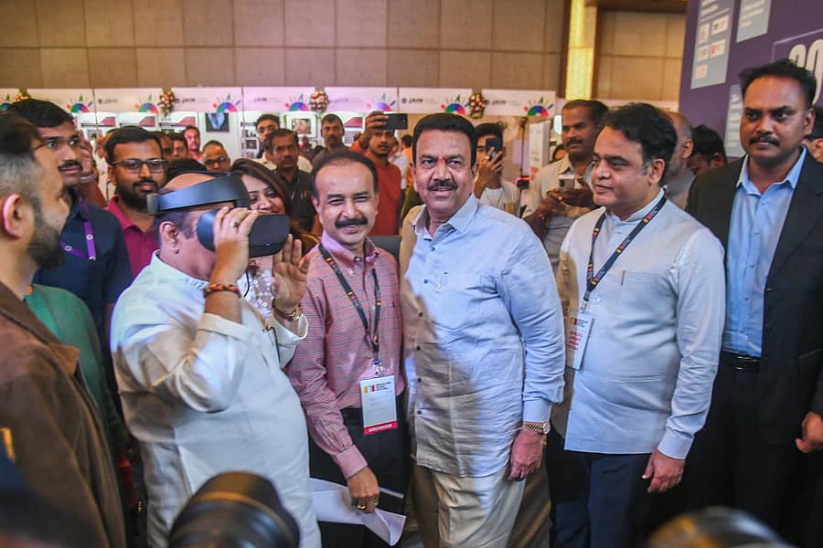 ಬೆಂಗಳೂರು ವಿನ್ಯಾಸಕಾರರ ಸಮುದಾಯ ಬುಧವಾರ ಆಯೋಜಿಸಿದ್ದ ‘ಭವಿಷ್ಯದ ವಿನ್ಯಾಸ’ ಸಮ್ಮೇಳನದಲ್ಲಿ ಮುಖ್ಯಮಂತ್ರಿ ಬಸವರಾಜ ಬೊಮ್ಮಾಯಿ ನಾವಿನ್ಯತೆಯ ಆವಿಷ್ಕಾರಗಳ ಪ್ರದರ್ಶನ ವೀಕ್ಷಿಸಿದರು. ಸಚಿವರಾದ ಡಾ.ಸಿ.ಎನ್. ಅಶ್ವತ್ಥನಾರಾಯಣ, ಸಿ.ಸಿ.ಪಾಟೀಲ, ಪ್ರಶಾಂತ್ ಪ್ರಕಾಶ್ ಇದ್ದಾರೆ