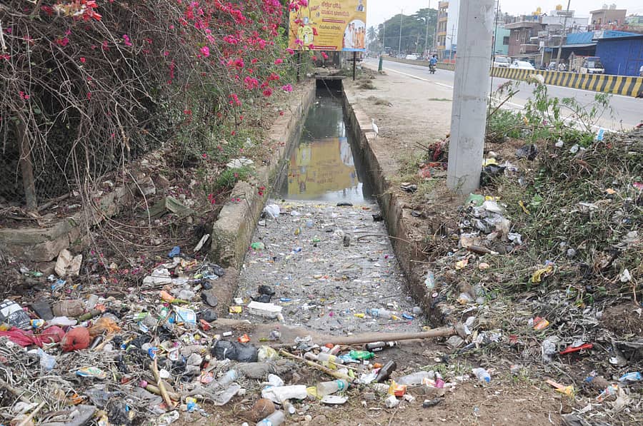 ಚಾಮರಾಜನಗರದ 17ನೇ ವಾರ್ಡ್ನಲ್ಲಿರುವ ಮುಖ್ಯ ಚರಂಡಿಯ ನೋಟ