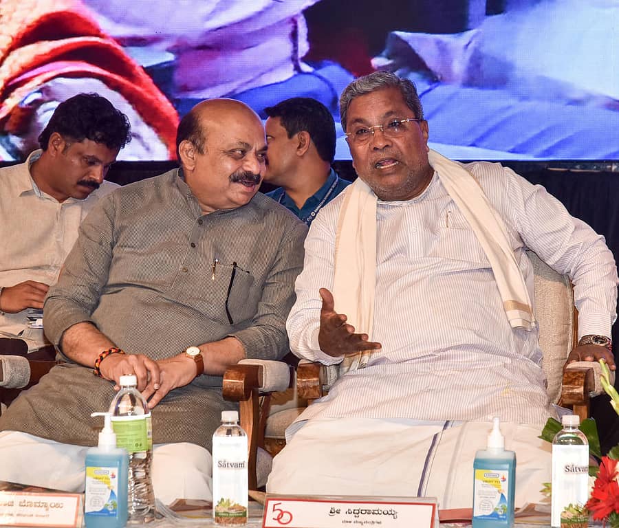 ಕಾರ್ಯಕ್ರಮವೊಂದರಲ್ಲಿ ಸಿಎಂ ಬೊಮ್ಮಾಯಿ ಮತ್ತು ಸಿದ್ದರಾಮಯ್ಯ ಆತ್ಮೀಯ ಕ್ಷಣ (ಸಂಗ್ರಹ ಚಿತ್ರ)
