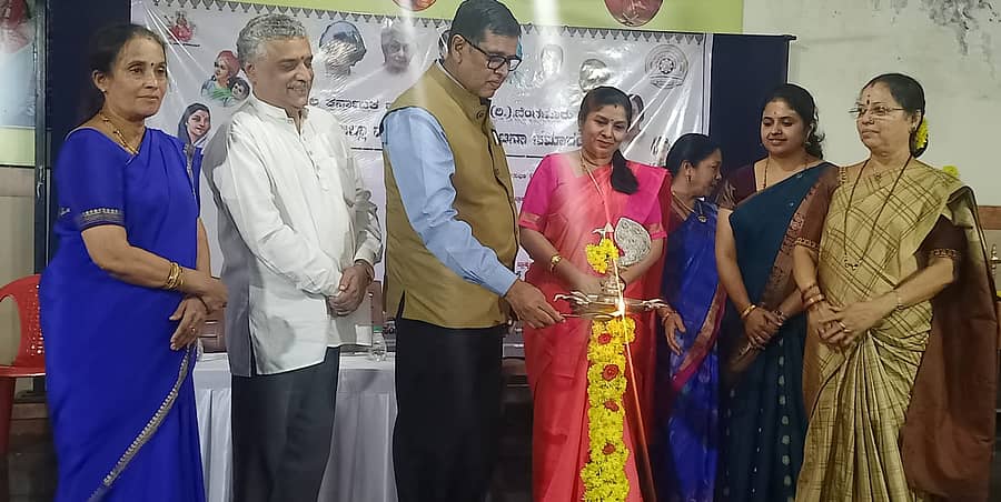 ಶಿವಮೊಗ್ಗದಲ್ಲಿ ಶನಿವಾರ ಅಖಿಲ ಕರ್ನಾಟಕ ಬ್ರಾಹ್ಮಣ ಮಹಾಸಭಾದ ಜಿಲ್ಲಾ ಮಹಿಳಾ ಘಟಕವನ್ನು ಮಹಾಸಭಾ ರಾಜ್ಯ ಘಟಕದ ಅಧ್ಯಕ್ಷ ಅಶೋಕ್ ಹಾರನಹಳ್ಳಿ ಉದ್ಘಾಟಿಸಿದರು.