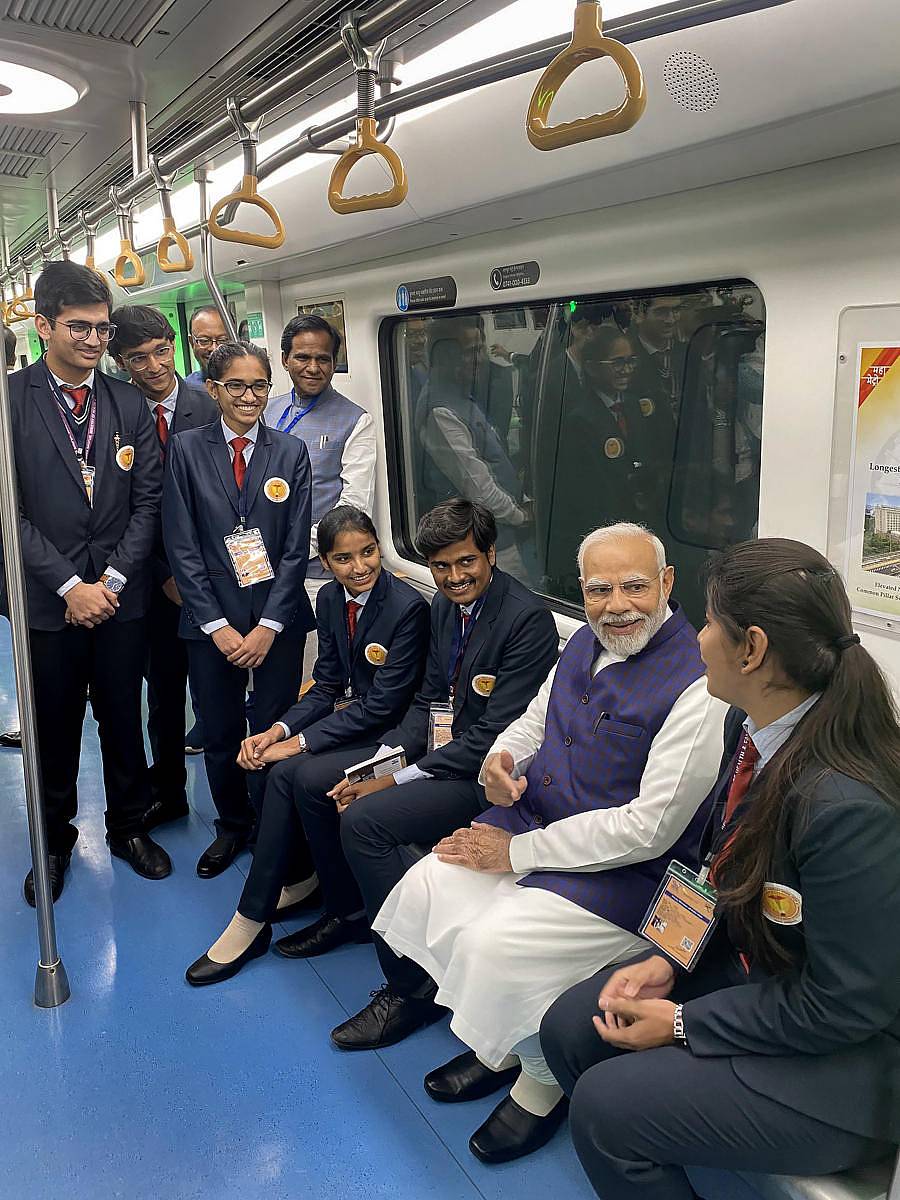 ನಾಗಪುರದ ಫ್ರೀಡಂ ಪಾರ್ಕ್ ನಿಲ್ದಾಣದಿಂದ ಖಾಪ್ರಿ ನಿಲ್ದಾಣದವರೆಗೆ ಮೆಟ್ರೊದಲ್ಲಿ ಪ್ರಯಾಣಿಸಿದ ಪ್ರಧಾನಿ ನರೇಂದ್ರ ಮೋದಿ ಅವರು ವಿದ್ಯಾರ್ಥಿಗಳೊಂದಿಗೆ ಮಾತುಕತೆ ನಡೆಸಿದರು –ಪಿಟಿಐ ಚಿತ್ರ