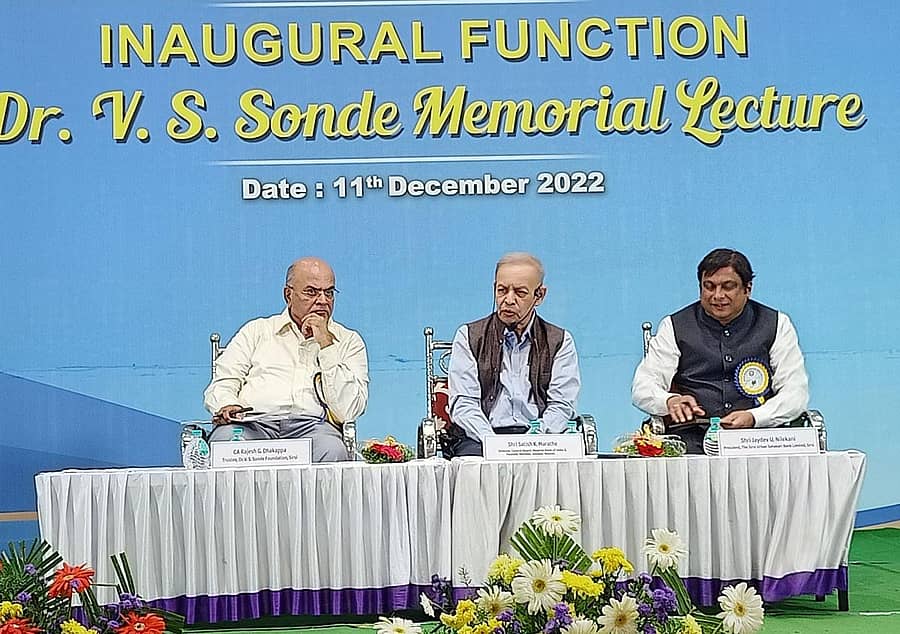 ಶಿರಸಿಯಲ್ಲಿ ದಿ ಶಿರಸಿ ಅರ್ಬನ್ ಸಹಕಾರ ಬ್ಯಾಂಕ್ ಹಾಗೂ ದಿ.ವಿ.ಎಸ್.ಸೋಂದೆ ಫೌಂಡೇಶನ್ ಜಂಟಿಯಾಗಿ ದಿ.ವಿ.ಎಸ್.ಸೋಂದೆ ಅವರ ಸ್ಮರಣಾರ್ಥ ಆಯೋಜಿಸಿದ್ದ ಉಪನ್ಯಾಸ ಕಾರ್ಯಕ್ರಮದಲ್ಲಿ ಆರ್.ಬಿ.ಐ. ಕೇಂದ್ರೀಯ ಮಂಡಳಿ ನಿರ್ದೇಶಕ ಸತೀಶ ಕೆ.ಮರಾಠೆ ಮಾತನಾಡಿದರು.