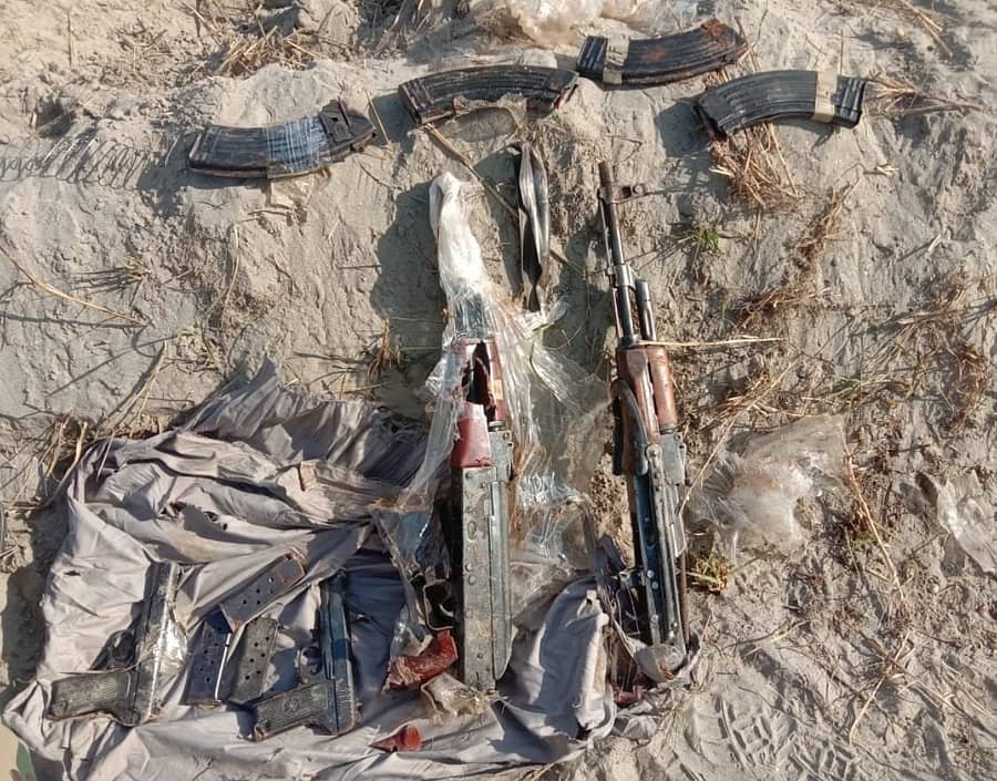 ಆರೋಪಿಗಳಿಂದ ವಶಪಡಿಸಿಕೊಂಡಿರುವ ಶಸ್ತ್ರಾಸ್ತ್ರಗಳು (ಟ್ವಿಟರ್ ಚಿತ್ರ)