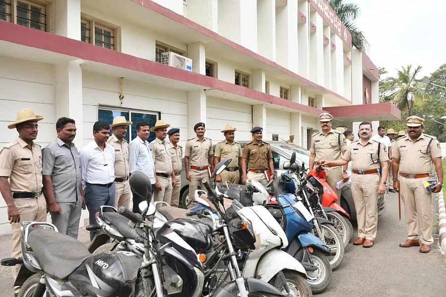ವಿಜಯಪುರ ನಗರ ಪೊಲೀಸರು ವಶಪಡಿಸಿಕೊಂಡಿರುವ ಕಳುವಾಗಿದ್ದ ಬೈಕುಗಳನ್ನು ಜಿಲ್ಲಾ ಪೊಲೀಸ್ ವರಿಷ್ಠಾಧಿಕಾರಿ ಎಚ್.ಡಿ.ಆನಂದಕುಮಾರ್ ಪರಿಶೀಲಿಸಿದರು