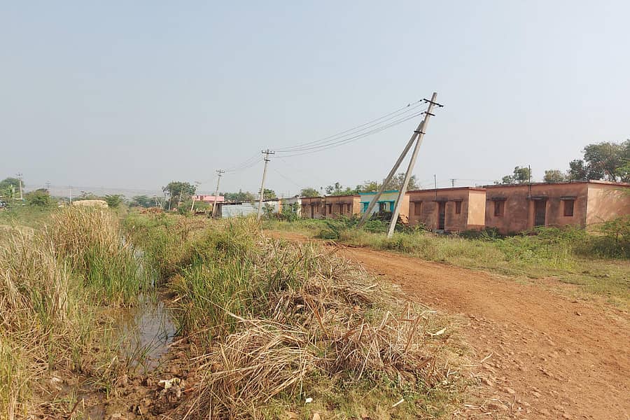 ಬಾದಾಮಿ ಸಮೀಪದ ಕಿತ್ತಲಿ ಗ್ರಾಮದ ‘ಆಸರೆ’ ಬಡಾವಣೆಯು ಮುಳ್ಳುಕಂಟಿಯಿಂದ ಆವೃತವಾಗಿದೆ