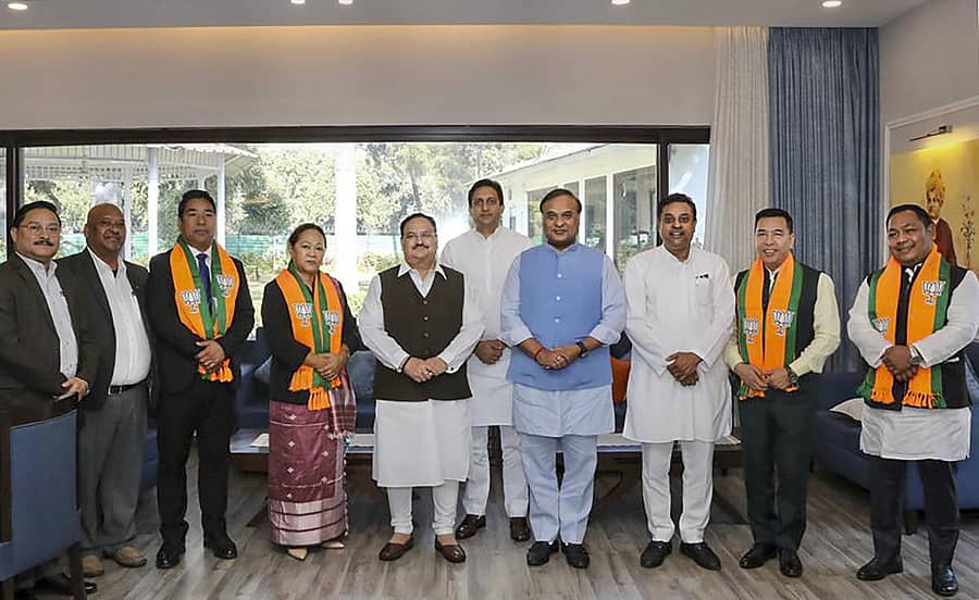 ನವದೆಹಲಿಯಲ್ಲಿ ಬುಧವಾರ ಬಿಜೆಪಿ ರಾಷ್ಟ್ರೀಯ ಅಧ್ಯಕ್ಷ ಜೆಪಿ. ನಡ್ಡಾ ಮತ್ತು ಅಸ್ಸಾಂ ಮುಖ್ಯಮಂತ್ರಿ ಹಿಮಂತ್ ಬಿಸ್ವಾ ಶರ್ಮಾ ಅವರ ಸಮ್ಮುಖದಲ್ಲಿ ಮೇಘಾಲಯದ ನಾಲ್ವರು ಶಾಸಕರು ಬಿಜೆಪಿ ಸೇರಿದರು– ಪಿಟಿಐ ಚಿತ್ರ