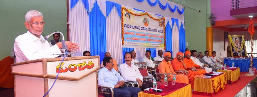 ತೋಂಟದ ಸಿದ್ದಲಿಂಗೇಶ್ಚರ ಸ್ಮರಣೋತ್ಸವ ಕಾರ್ಯಕ್ರಮದಲ್ಲಿ ಜಾಗತಿಕ ಲಿಂಗಾಯತ ಮಹಾಸಭಾದ ರಾಷ್ಟ್ರೀಯ ಮಹಾ ಪ್ರಧಾನ ಕಾರ್ಯದರ್ಶಿ ಎಸ್.ಎಂ.ಜಾಮದಾರ ಮಾತನಾಡಿದರು. ಗಣ್ಯರು ವೇದಿಕೆಯಲ್ಲಿದ್ದರು