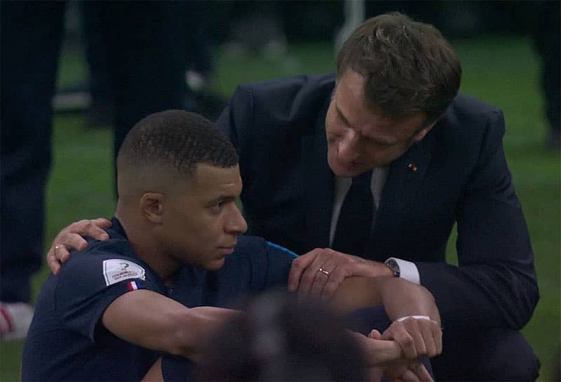 ಕಿಲಿಯಾನ್‌ ಎಂಬಾಪೆ ಅವರನ್ನು ಸಂತೈಸುತ್ತಿರುವ ಇಮ್ಯಾನುಯೆಲ್‌ ಮ್ಯಾಕ್ರಾನ್‌ (ಚಿತ್ರಕೃಪೆ: Twitter)