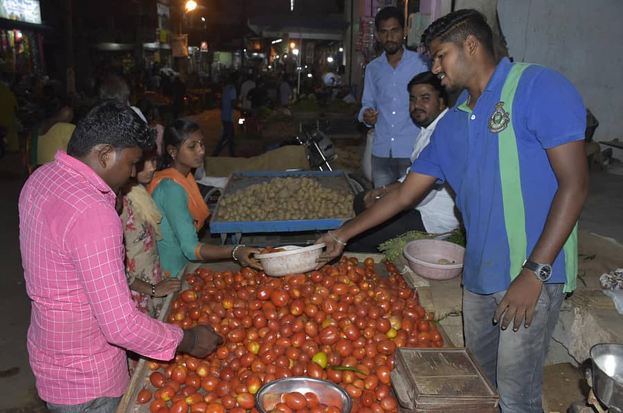ಯಾದಗಿರಿ ನಗರದ ರೈಲ್ವೆ ಸ್ಟೇಷನ್‌ ರಸ್ತೆಯ ತರಕಾರಿ ಅಂಗಡಿಪ್ರಜಾವಾಣಿ ಚಿತ್ರ/ ರಾಜಕುಮಾರ ನಳ್ಳಿಕರ