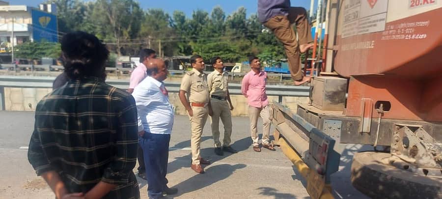 ವರ್ಲಕೊಂಡ ಗ್ರಾಮದ ಬಳಿ ಗುಡಿಬಂಡೆ ತಹಶೀಲ್ದಾರ್ ಸಿಗ್ಬತುಲ್ಲಾ ಹಾಗೂ ಪೆರೇಸಂದ್ರ ಪೊಲೀಸರು ಡೀಸೆಲ್ ಸಾಗಿಸುತ್ತಿದ್ದ ಟ್ಯಾಂಕರ್ ವಶಕ್ಕೆ ಪಡೆದ ಕ್ಷಣ