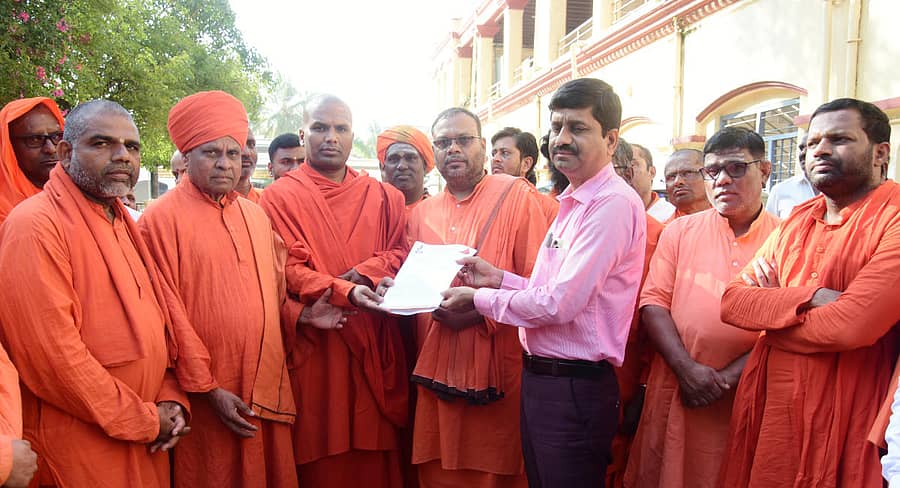 ಮುರುಘಾ ಮಠದ ಬಸವಪ್ರಭು ಸ್ವಾಮೀಜಿ ನೇತೃತ್ವದ ಮಠಾಧೀಶರ ನಿಯೋಗ ಚಿತ್ರದುರ್ಗದ ಹೆಚ್ಚುವರಿ ಜಿಲ್ಲಾಧಿಕಾರಿ ಇ.ಬಾಲಕೃಷ್ಣ ಅವರಿಗೆ ಸಭೆಯ ನಿರ್ಣಯಗಳನ್ನು ನೀಡಿತು. ಗೋಕಾಕ ಶಾಖಾ ಮಠದ ಮುರುಘ ರಾಜೇಂದ್ರ ಸ್ವಾಮೀಜಿ, ಇಳಕಲ್ನ ಗುರುಮಹಾಂತ ಸ್ವಾಮೀಜಿ, ಅಥಣಿಯ ಶಿವಬಸವ ಸ್ವಾಮೀಜಿ ಇದ್ದಾರೆ.