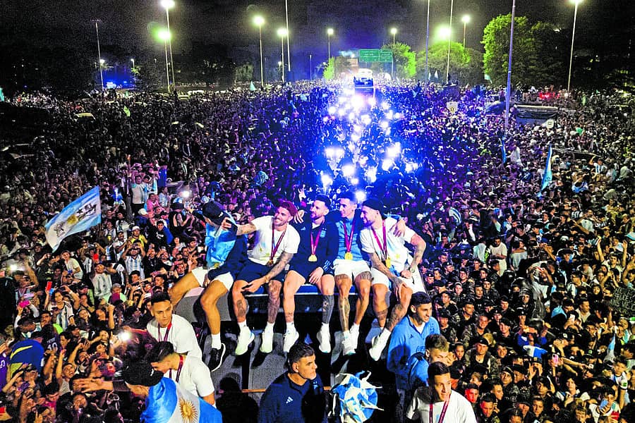 ಬ್ಯೂನಸ್ ಐರಿಸ್ನಲ್ಲಿ ಜನಸ್ತೋಮದ ಮಧ್ಯೆ ತೆರೆದ ಬಸ್ಸಿನಲ್ಲಿ ಮೆರವಣಿಗೆ ಸಾಗಿದ ಅರ್ಜೆಂಟೀನಾ ಆಟಗಾರರು ಸೆಲ್ಫಿ ಕ್ಲಿಕ್ಕಿಸಿ ಸಂಭ್ರಮಿಸಿದರು– ಎಎಫ್ಪಿ ಚಿತ್ರ