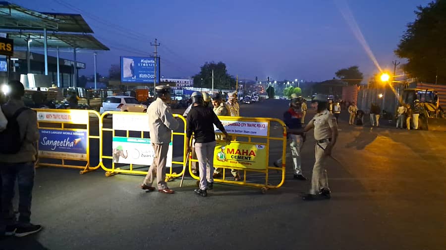 ದರ್ಗಾದ ಸುತ್ತಮುತ್ತ ಪೊಲೀಸ್‌ ಸಿಬ್ಬಂದಿಯನ್ನು ನಿಯೋಜಿಸಲಾಗಿದೆ.