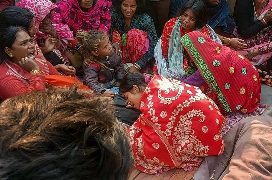 ಬಿಹಾರದ ಸಾರನ್ ಜಿಲ್ಲೆಯಲ್ಲಿ ಕಳ್ಳಬಟ್ಟಿ ಸಾರಾಯಿ ಸೇವಿಸಿ ಮೃತರಾದವರ ಮುಂದೆ ರೋದಿಸುತ್ತಿರುವ ಸಂಬಂಧಿಕರು –ಪಿಟಿಐ ಸಂಗ್ರಹ ಚಿತ್ರ