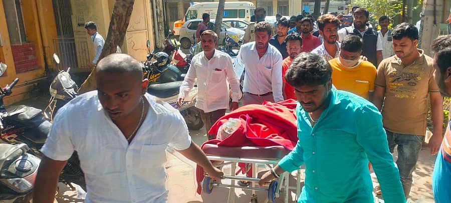 ಶವವನ್ನು ಶವಾಗಾರದಿಂದ ಜಿಲ್ಲಾಸ್ಪತ್ರೆ ಮುಂಭಾಗಕ್ಕೆ ತರುತ್ತಿರುವ ಸಂಬಂಧಿಕರು
