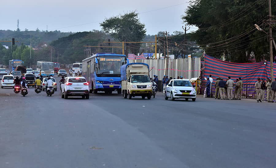 ಹುಬ್ಬಳ್ಳಿ ಬೈರಿದೇವರಕೊಪ್ಪದ ದರ್ಗಾ ತೆರವು ಕಾರ್ಯ ಪೂರ್ಣಗೊಂಡ ಹಿನ್ನೆಲೆಯಲ್ಲಿ ಬಂದ್‌ ಮಾಡಲಾಗಿದ್ದ ಹು–ಧಾ ಮುಖ್ಯ ರಸ್ತೆಯನ್ನು ಶುಕ್ರವಾರ ಸಂಜೆ ವಾಹನಗಳ ಸಂಚಾರಕ್ಕೆ ಮುಕ್ತಗೊಳಿಸಲಾಯಿತು         /ಪ್ರಜಾವಾಣಿ ಚಿತ್ರ