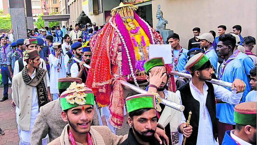 ಹಿಮಾಚಲ ಪ್ರದೇಶದ ಸ್ಕೌಟ್ಸ್ ಮತ್ತು ಗೈಡ್ಸ್ ತಂಡವು ತಮ್ಮ ರಾಜ್ಯದ ಸಾಂಪ್ರದಾಯಿಕ ಮದುವೆಯ ದಿಬ್ಬಣದ ದೃಶ್ಯವನ್ನು ಶುಕ್ರವಾರ ಪ್ರಸ್ತುತಪಡಿಸಿತು – ಪ್ರಜಾವಾಣಿ ಚಿತ್ರ /ಫಕ್ರುದ್ದೀನ್ ಎಚ್.