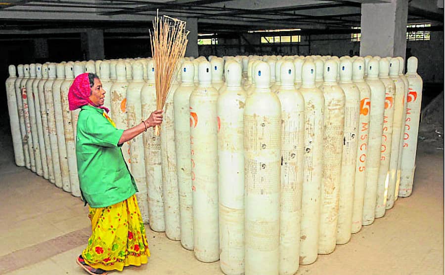 ರಾಂಚಿಯ ರಾಜೇಂದ್ರ ವೈದ್ಯಕೀಯ ವಿಜ್ಞಾನ ಸಂಸ್ಥೆಯಲ್ಲಿ ಇರಿಸಿದ್ದ ಆಮ್ಲಜನಕ ಸಿಲಿಂಡರ್‌ಗಳನ್ನು ಸಿಬ್ಬಂದಿಯೊಬ್ಬರು ಶನಿವಾರ ಸ್ವಚ್ಛಗೊಳಿಸಿದರು – ಪಿಟಿಐ ಚಿತ್ರ