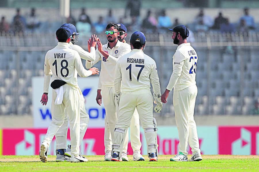 ವಿಕೆಟ್ ಗಳಿಸಿದ ಅಕ್ಷರ್ ಪಟೇಲ್ ಅವರನ್ನು ಅಭಿನಂದಿಸಿದ ಸಹ ಆಟಗಾರರು –ಎಪಿ/ಪಿಟಿಐ ಚಿತ್ರ