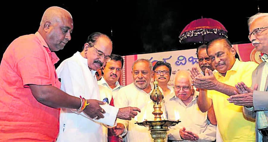 ನಗರದ ರವೀಂದ್ರ ಕಲಾಕ್ಷೇತ್ರದಲ್ಲಿ ನಡೆದ ನಾಟಕ ಪ್ರದರ್ಶನಕ್ಕೆ ಕಾಂಗ್ರೆಸ್‌ ಮುಖಂಡ ವೀರಪ್ಪ ಮೊಯಿಲಿ ಚಾಲನೆ ನೀಡಿದರು. ಹಂಸಲೇಖ, ತುಮ್ಮಲ ರಾಮಕೃಷ್ಣ, ಎಂ.ಎನ್.ವೆಂಕಟೇಶ್, ಕೆ.ವಿ.ನಾಗರಾಜ್ ಮೂರ್ತಿ ಇತರರು ಇದ್ದರು