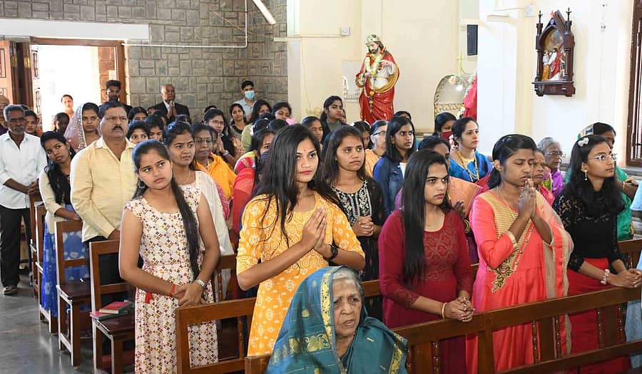 ಧಾರವಾಡದ ಹೋಲಿಕ್ರಾಸ್ ಚರ್ಚ್‌ನಲ್ಲಿ ಭಾನುವಾರ ನಡೆದ ಕ್ರಿಸ್‌ಮಸ್‌ನ ವಿಶೇಷ ಪ್ರಾರ್ಥನೆಯಲ್ಲಿ ಕ್ರೈಸ್ತರು ಪಾಲ್ಗೊಂಡರು