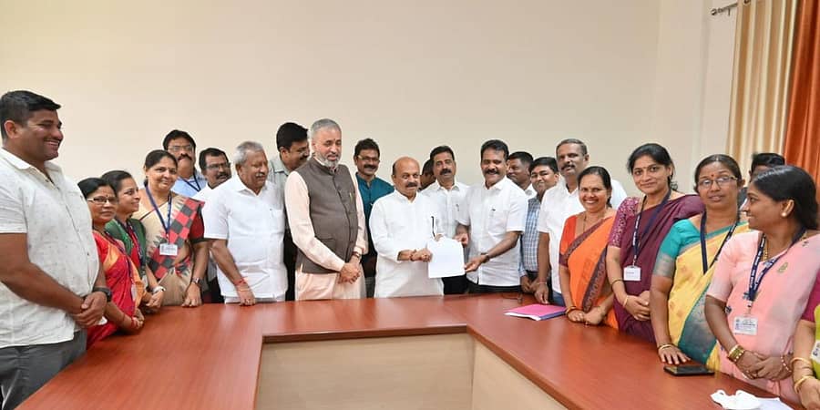 ಶಿರಸಿಯಲ್ಲಿ ವಿಶ್ವವಿದ್ಯಾಲಯ ಸ್ಥಾಪಿಸಬೇಕು ಎಂಬುದೂ ಸೇರಿದಂತೆ ಹಲವು ಬೇಡಿಕೆಗಳ ಮನವಿಯನ್ನು ಶಿರಸಿ ನಗರಸಭೆ ಸದಸ್ಯರ ನಿಯೋಗ ಮುಖ್ಯಮಂತ್ರಿ ಬಸವರಾಜ ಬೊಮ್ಮಾಯಿ ಅವರಿಗೆ ಬೆಳಗಾವಿಯಲ್ಲಿ ಸಲ್ಲಿಸಿತು. ವಿಧಾನಸಭಾಧ್ಯಕ್ಷ ವಿಶ್ವೇಶ್ವರ ಹೆಗಡೆ ಕಾಗೇರಿ, ನಗರಾಭಿವೃದ್ಧಿ ಖಾತೆ ಸಚಿವ ಭೈರತಿ ಬಸವರಾಜ್ ಇದ್ದರು.