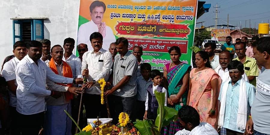 ಅಜ್ಜಂಪುರ ತಾಲ್ಲೂಕಿನ ವೀರಾಪುರ ಹೊಸೂರು ಗ್ರಾಮದಲ್ಲಿ ಶಾಸಕ ಡಿ.ಎಸ್. ಸುರೇಶ್ ರಸ್ತೆ ಕಾಮಗಾರಿಗೆ ಭೂಮಿ ಪೂಜೆ ನೆರವೇರಿಸಿದರು.