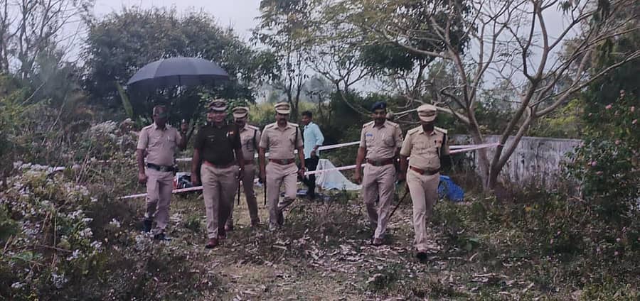 ಆನೇಕಲ್ ತಾಲ್ಲೂಕಿನ ನಾಯನಹಳ್ಳಿ ಸಮೀಪ ಪೊಲೀಸರು ಆರೋಪಿಗೆ ಗುಂಡೇಟು ಹೊಡೆದ ಸ್ಥಳಕ್ಕೆ ಐಜಿಪಿ ಚಂದ್ರಶೇಖರ್ ಭೇಟಿ ನೀಡಿ ಪರಿಶೀಲಿಸಿದರು