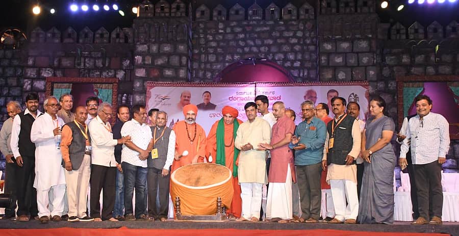 ಧಾರವಾಡದ ಕರ್ನಾಟಕ ಕಲಾ ಕಾಲೇಜು ಮೈದಾನದಲ್ಲಿ ಭಾನುವಾರ ಪ್ರದರ್ಶನ ಕಂಡ ವೀರರಾಣಿ ಕಿತ್ತೂರು ಚನ್ನಮ್ಮ ನಾಟಕ ಪ್ರದರ್ಶನಕ್ಕೆ ನಿಜಗುಣಾನಂದ ಸ್ವಾಮೀಜಿ, ಜಯಬಸವ ಮೃತ್ಯುಂಜಯ ಸ್ವಾಮೀಜಿ ಚಾಲನೆ ನೀಡಿದರು