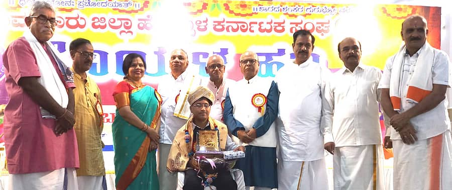 ತುಮಕೂರಿನಲ್ಲಿ ಭಾನುವಾರ ಜಿಲ್ಲಾ ಹೊಯ್ಸಳ ಕರ್ನಾಟಕ ಸಂಘದಿಂದ ಹಮ್ಮಿಕೊಂಡಿದ್ದ ‘ಹೊಯ್ಸಳ ಹಬ್ಬ’ದಲ್ಲಿ ಇಸ್ರೋ ವಿದ್ಯುತ್‍ ಕೋಶ ವಿಭಾಗದ ಮುಖ್ಯಸ್ಥ ಎಸ್.ಆನಂದ್ ಅವರನ್ನು ಸನ್ಮಾನಿಸಲಾಯಿತು. ಕನ್ನಡಪರ ಹೋರಾಟಗಾರ ರಾ.ನಂ.ಚಂದ್ರಶೇಖರ್, ನೃತ್ಯ ಕಲಾವಿದೆ ವಿದ್ಯಾ ರವಿಶಂಕರ್‌, ಸಾರ್ವಜನಿಕ ಶಿಕ್ಷಣ ಇಲಾಖೆಯ ನಿವೃತ್ತ ಜಂಟಿ ನಿರ್ದೇಶಕ ಪ್ರಭಾಕರ್, ಸಂಘದ ಜಿಲ್ಲಾ ಘಟಕದ ಅಧ್ಯಕ್ಷ ಕೆ.ಹಿರಿಯಣ್ಣ, ನಗರಾಭಿವೃದ್ಧಿ ಪ್ರಾಧಿಕಾರದ ಅಧ್ಯಕ್ಷ ಎಚ್.ಜಿ.ಚಂದ್ರಶೇಖರ್ ಇತರರು ಇದ್ದಾರೆ