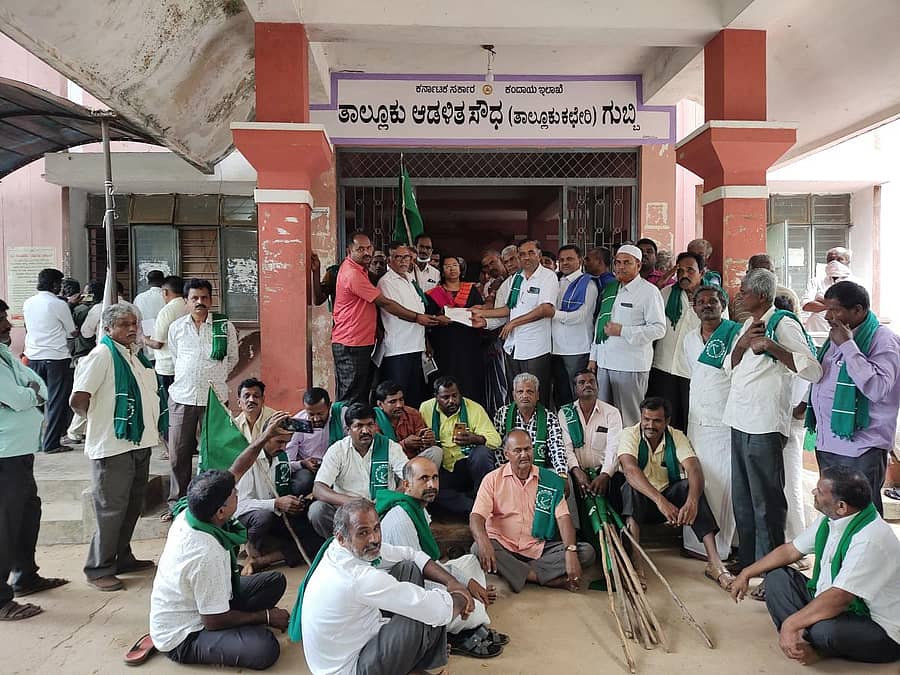 ಗುಬ್ಬಿಯ ತಾಲ್ಲೂಕು ಕಚೇರಿ ಮುಂಭಾಗ ಪ್ರತಿಭಟನೆ ನಡೆಸಿ ತಹಶೀಲ್ದಾರ್ ಬಿ. ಆರತಿ ಅವರಿಗೆ ಮನವಿ ಪತ್ರ ಸಲ್ಲಿಸಿದ ರೈತ ಸಂಘದ ಪದಾಧಿಕಾರಿಗಳು