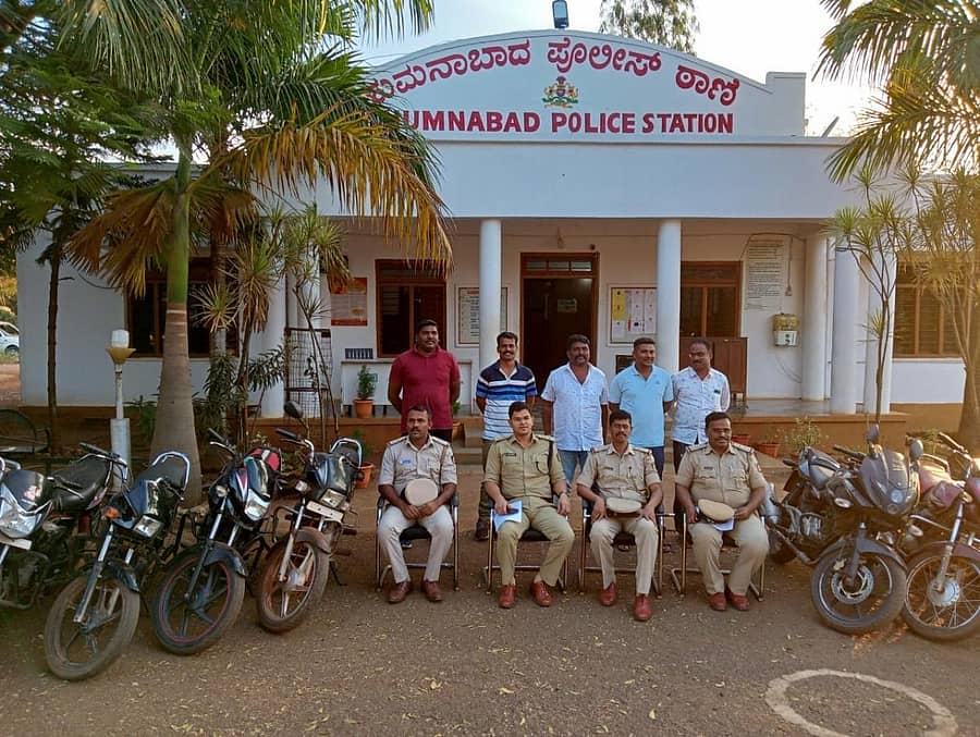 ಹುಮನಾಬಾದ್ ಪಟ್ಟಣದ ಪೊಲೀಸರು ಕಳ್ಳತನವಾಗಿದ್ದ ವಾಹನಗಳನ್ನು ಜಪ್ತಿ ಮಾಡಿರುವುದು