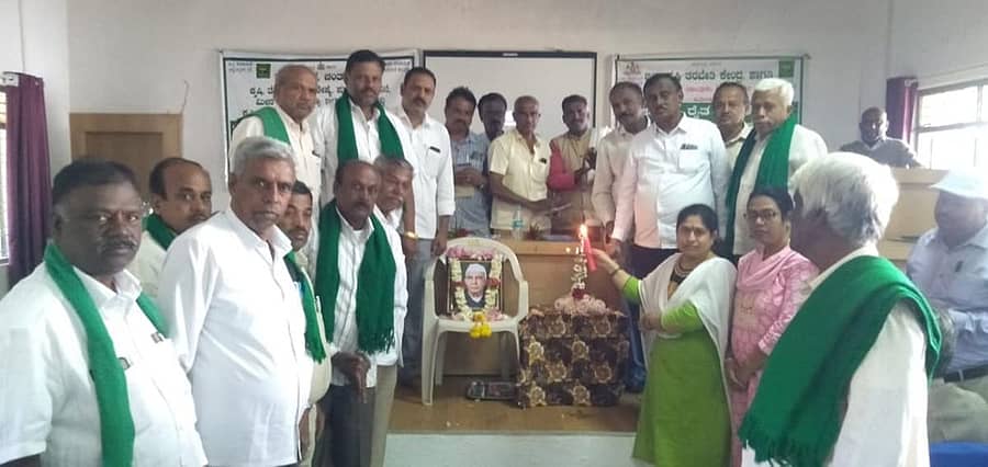 ಚಿಂತಾಮಣಿ ತಾಲ್ಲೂಕಿನ ಕಾಗತಿಯಲ್ಲಿ ಹಮ್ಮಿಕೊಂಡಿದ್ದ ರೈತ ದಿನಾಚರಣೆಯಲ್ಲಿ ಕೃಷಿ ಇಲಾಖೆ ಉಪನಿರ್ದೇಶಕಿ ಎಂ.ಅನುರೂಪ ಉದ್ಘಾಟಿಸಿದರು