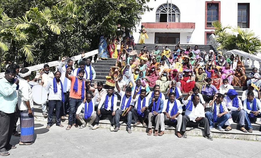 ಕೊಳೆಗೇರಿ ನಿವಾಸಿಗಳಿಗೆ ಹಕ್ಕುಪತ್ರ ನೀಡುವಂತೆ ಒತ್ತಾಯಿಸಿ ಶಿವಮೊಗ್ಗದ ನವುಲೆ ಕೊಳಚೆ ನಿವಾಸಿಗಳ ಸಂಘದಿಂದ ಜಿಲ್ಲಾಧಿಕಾರಿ ಕಚೇರಿ ಎದುರು ಬುಧವಾರ ಪ್ರತಿಭಟನೆ ನಡೆಸಲಾಯಿತು.