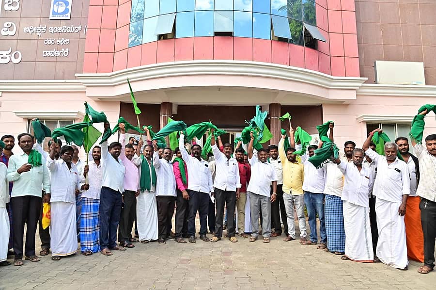 ಅಕ್ರಮ–ಸಕ್ರಮದಡಿ ಟಿಸಿಗಳ ಪೂರೈಕೆ ಹಾಗೂ ಕೃಷಿ ಪಂಪ್‌ಸೆಟ್‌ಗಳಿಗೆ ಹಗಲಿನಲ್ಲಿ ನಿರಂತರ 5 ಗಂಟೆಗಳ ಕಾಲ ವಿದ್ಯುತ್ ಪೂರೈಕೆ ಮಾಡಬೇಕೆಂದು ಆಗ್ರಹಿಸಿ ರಾಜ್ಯ ರೈತ ಸಂಘ ಮತ್ತು ಹಸಿರು ಸೇನೆ ಹುಚ್ಚವ್ವನಹಳ್ಳಿ ಮಂಜುನಾಥ್ ಬಣದಿಂದ ಬುಧವಾರ ದಾವಣಗೆರೆಯ ಬೆಸ್ಕಾಂ ಅಧೀಕ್ಷಕ ಎಂಜಿನಿಯರ್ ಕಚೇರಿಗೆ ಮುತ್ತಿಗೆ ಹಾಕಿ ಪ್ರತಿಭಟನೆ ನಡೆಸಿದರು.