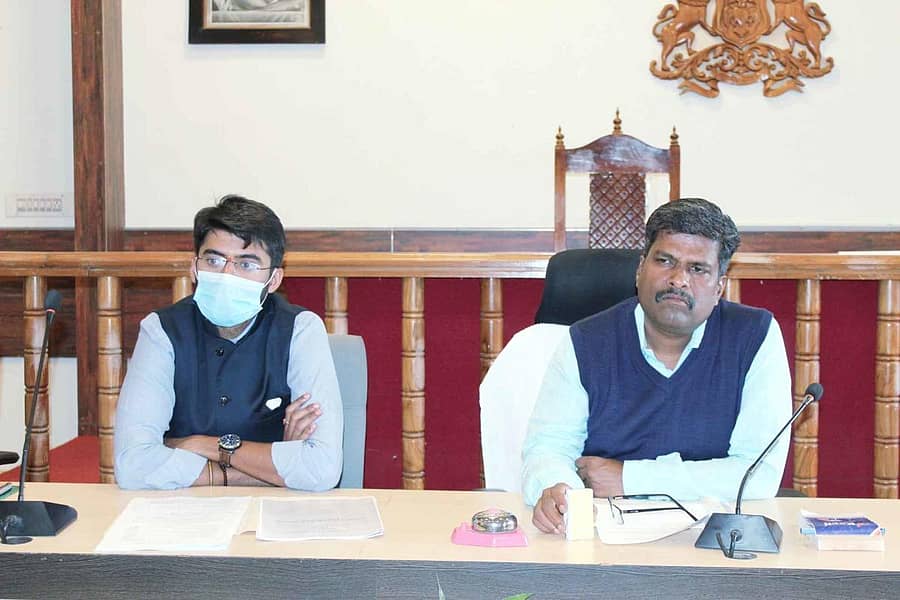 ಜಿಲ್ಲಾಧಿಕಾರಿ ಕಚೇರಿಯಲ್ಲಿ ಬುಧವಾರ ನಡೆದ ಪ್ರಾಣಿ ದಯಾ ಸಂಘದ ವಾರ್ಷಿಕ ಮಹಾಸಭೆಯಲ್ಲಿ ಜಿಲ್ಲಾಧಿಕಾರಿ ಡಾ.ಬಿ.ಸಿ.ಸತೀಶ ಮಾತನಾಡಿದರು. ಜಿಲ್ಲಾ ಪಂಚಾಯಿತಿ ಮುಖ್ಯ ಕಾರ್ಯನಿರ್ವಹಣಾಧಿಕಾರಿ ಡಾ.ಎಸ್.ಆಕಾಶ್ ಇದ್ದಾರೆ