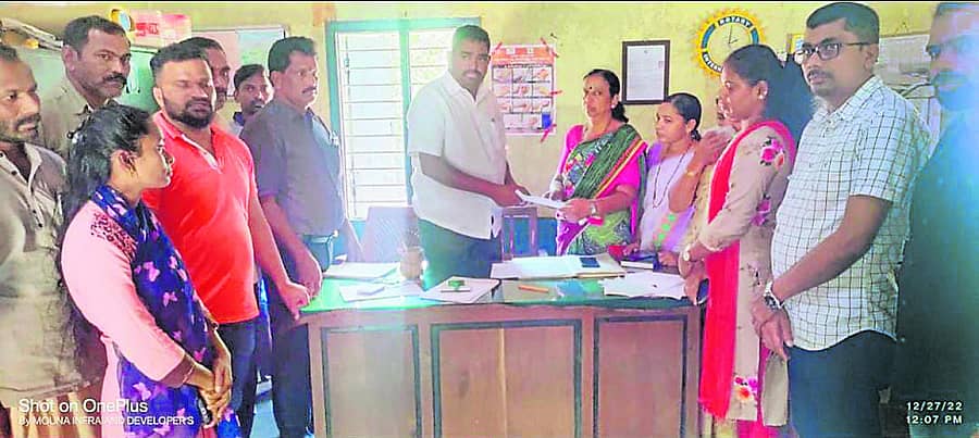 ಮದ್ಯಸೇವಿಸಿ ಶಾಲೆಗೆ ಬಂದ ಶಿಕ್ಷಕರನ್ನು ಅಮಾನತು ಮಾಡುವಂತೆ ಆಗ್ರಹಿಸಿ ಗ್ರಾಮಸ್ಥರು ಕ್ಷೇತ್ರಶಿಕ್ಷಣಾಧಿಕಾರಿಗೆ ಮನವಿ ಸಲ್ಲಿಸಿದರು