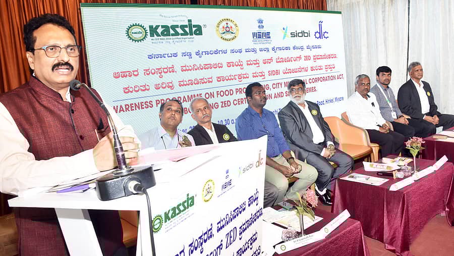ಮೈಸೂರಿನ ಖಾಸಗಿ ಹೋಟೆಲ್‌ನಲ್ಲಿ ಗುರುವಾರ ಉದ್ಯಮಿಗಳಿಗೆ ಆಯೋಜಿಸಿದ್ದ ‘ಆಹಾರ ಸಂಸ್ಕರಣೆ, ಮುನಿಸಿಪಾಲಿಟಿ ಕಾಯ್ದೆ, ಝಡ್‌ಇಡಿ ಪ್ರಮಾಣೀಕರಣ ಹಾಗೂ ಭಾರತೀಯ ಸಣ್ಣ ಉದ್ದಿಮೆಗಳ ಅಭಿವೃದ್ಧಿ ಬ್ಯಾಂಕ್‌ನ (ಎಸ್‌ಐಡಿಬಿಐ) ‌‌ಯೋಜನೆಗಳ ಮಾಹಿತಿ ಕಾರ್ಯಾಗಾರ ಉದ್ಘಾಟಿಸಿದ ರಾಜ್ಯ ಕೃಷಿ ವಾಣಿಜ್ಯ ಅಭಿವೃದ್ಧಿ ನಿಗಮದ ಸಿಇಒ ಕೆ.ಮೊಹಮ್ಮದ್ ಇರ್ಫಾನ್‌ ಮಾತನಾಡಿದರು. ಸಿ.ಎಂ.ಸುಬ್ರಹ್ಮಣಿಯನ್‌, ಪಿ.ಎನ್‌.ನರಸಿಂಹಮೂರ್ತಿ, ಕೆ.ಎನ್‌.ನರಸಿಂಹಮೂರ್ತಿ, ಟಿ.ದಿನೇಶ್, ಲೋಗೇಶ್‌,  ಆರ್‌.ಗೋಪಿನಾಥರಾವ್‌ ಇದ್ದಾರೆ