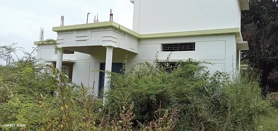 ಅಪೂರ್ಣಗೊಂಡಿರುವ ಸಂತೇಮರಹಳ್ಳಿಯ ಬಾಬು ಜಗಜೀವನರಾಂ ಭವನದ ಆವರಣದಲ್ಲಿ ಕಳೆ ಗಿಡಗಳು ಬೆಳೆದಿವೆ