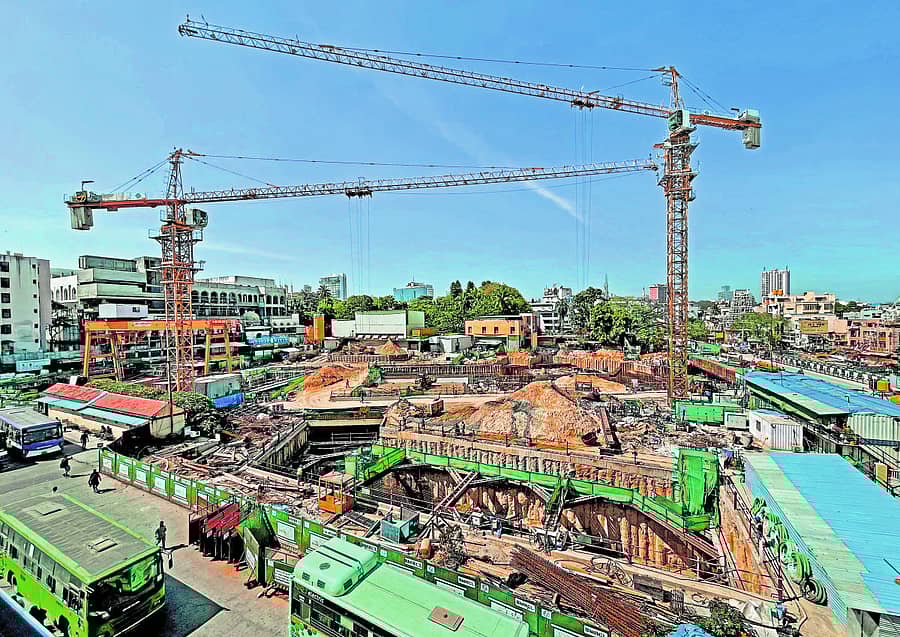 ಶಿವಾಜಿನಗರದಲ್ಲಿ ಮೆಟ್ರೊ ರೈಲು ನಿಲ್ದಾಣದ ಕಾಮಗಾರಿ ಪ್ರಗತಿಯಲ್ಲಿದೆ –ಪ್ರಜಾವಾಣಿ ಚಿತ್ರಗಳು/ರಂಜು ಪಿ.
