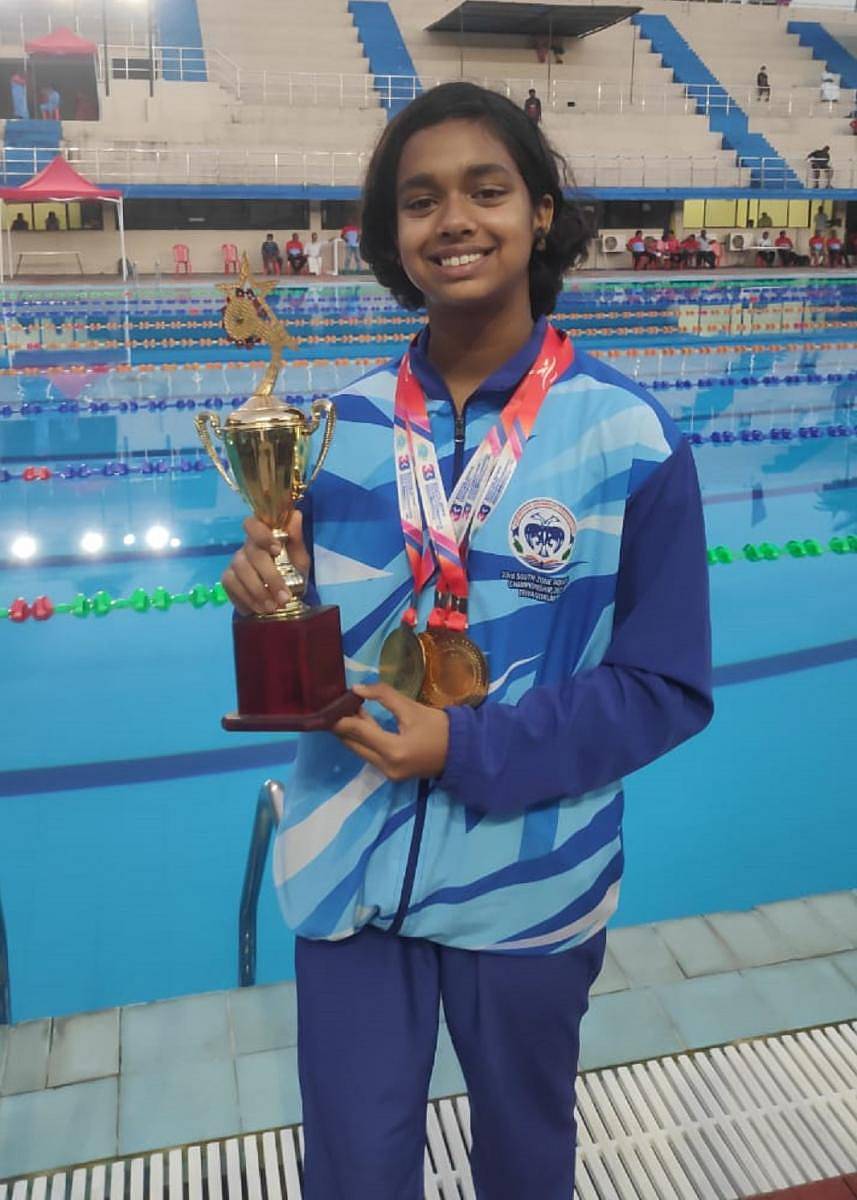 ಕೇರಳದ ತಿರುವನಂತಪುರದಲ್ಲಿ ಇತ್ತೀಚೆಗೆ ಮುಕ್ತಾಯವಾದ ದಕ್ಷಿಣ ವಲಯ ಈಜು ಚಾಂಪಿಯನ್ಷಿಪ್ನಲ್ಲಿ ಪದಕ ಗೆದ್ದ ಸಂಭ್ರಮದಲ್ಲಿ ತಾನ್ಯಾ