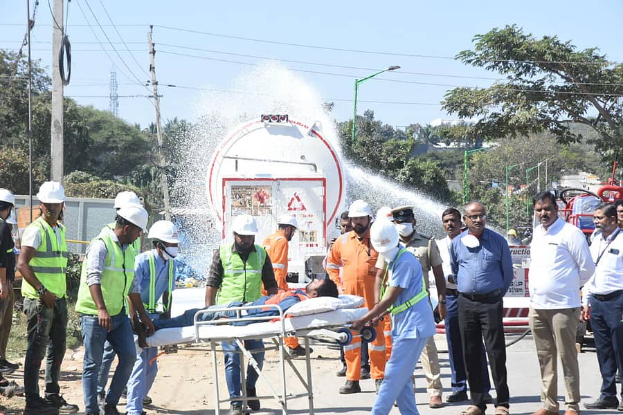 ಹೆಬ್ಬಾಳದಲ್ಲಿ ಶನಿವಾರ ನಡೆದ ‘ಅಣಕು ಕಾರ್ಯಾಚರಣೆ’ಯಲ್ಲಿ ಟ್ಯಾಂಕರ್ ಅನಿಲದಿಂದ ಅಸ್ವಸ್ಥರಾಗಿದ್ದ ಕಾರ್ಮಿಕರನ್ನು ರಾಷ್ಟ್ರೀಯ ವಿಪತ್ತು ನಿರ್ವಹಣಾ ಪಡೆ ಸಿಬ್ಬಂದಿ ರಕ್ಷಿಸಿದರು